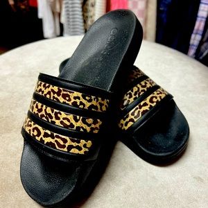 Adidas sides in leopard women’s size 7. New without tags